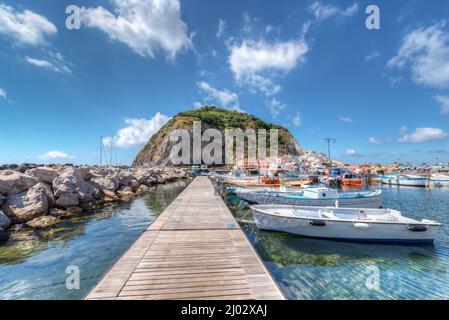 Ischia, Italia - Luglio 05 2021: Paesaggio con Sant Angelo villaggio di pescatori, costa di Ischia, italia Foto Stock