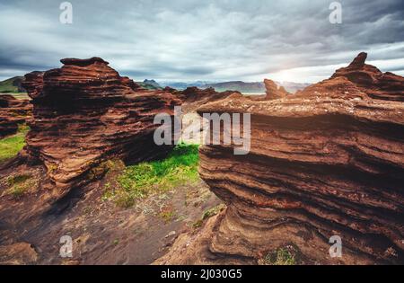 Rocce sabbiose con da magma formata da venti. Popolare attrazione turistica. Insolito e una stupenda scena. Ubicazione Sudurland, cape Dyrholaey, costa sud di Foto Stock