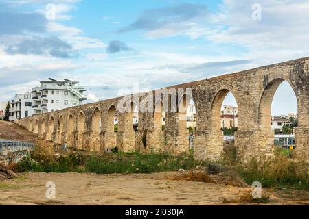 Kamares o Bekir Pasha Turkish Aqueduct , Larnaca, Cipro Foto Stock