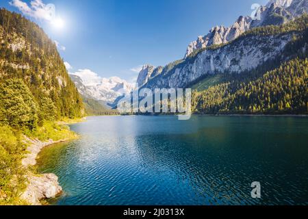 Grande azzurro lago alpino Vorderer Gosausee. Scena mattutina pittoresca e splendida. Il Salzkammergut è una famosa località turistica situata nella Valle di Gosau i Foto Stock