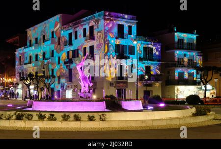 Facciate decorate con luce durante le belle luci di Natale a Gaeta, 2021 dicembre, Italia. Foto Stock