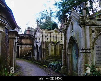 Londra, Regno Unito - Febbraio 12th 201: Cripte al Cimitero di Highgate West Foto Stock