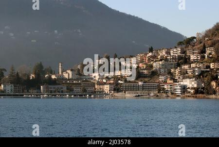 Ponte Tresa, città di confine tra Italia e Svizzera Foto Stock