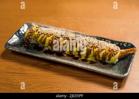 Immagine ravvicinata del pasto di sushi servito sul piatto. Foto Stock