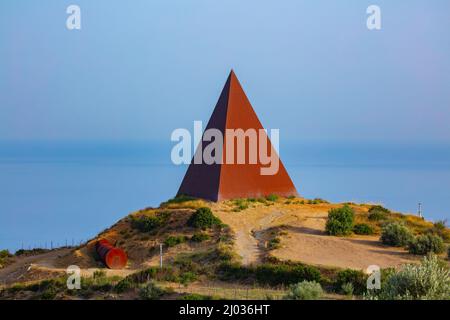 Piramide - 38 Parallelo, opera di Mauro Staccioli, Motta d'Affermo, Messina, Sicilia, Italia, Europa Foto Stock