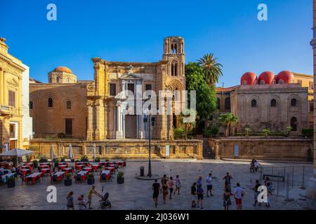 Chiesa di San Cataldo e Santa Maria dell'Ammiraglio (la Matorana), patrimonio dell'umanità dell'UNESCO, Palermo, Sicilia, Italia, Europa Foto Stock