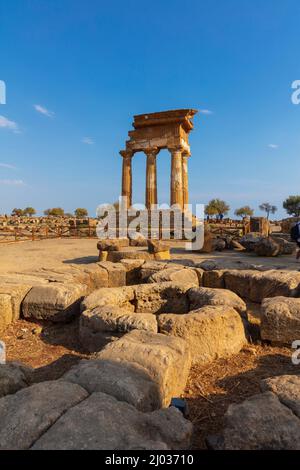 Tempio dei Dioscuri, Valle dei Templi, Patrimonio dell'Umanità dell'UNESCO, Agrigento, Sicilia, Italia, Europa Foto Stock