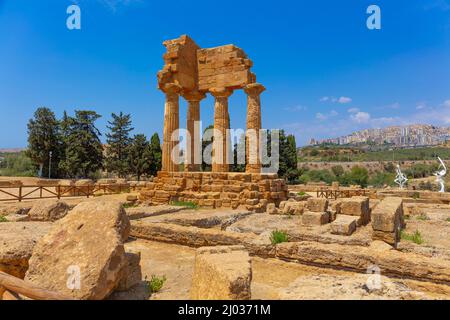 Tempio dei Dioscuri, Valle dei Templi, Patrimonio dell'Umanità dell'UNESCO, Agrigento, Sicilia, Italia, Europa Foto Stock