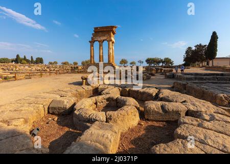 Tempio dei Dioscuri, Valle dei Templi, Patrimonio dell'Umanità dell'UNESCO, Agrigento, Sicilia, Italia, Europa Foto Stock