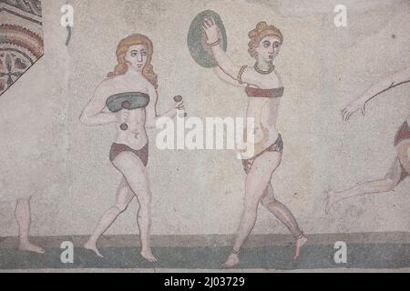 Mosaici di ginnasti femminili, la Villa Romana del Casale, Patrimonio dell'Umanità dell'UNESCO, Piazza Armerina, Enna, Sicilia, Italia Foto Stock