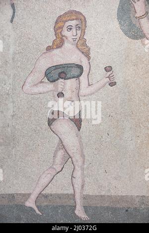 Mosaico di ginnastica femminile, la Villa Romana del Casale, Patrimonio dell'Umanità dell'UNESCO, Piazza Armerina, Enna, Sicilia, Italia Foto Stock