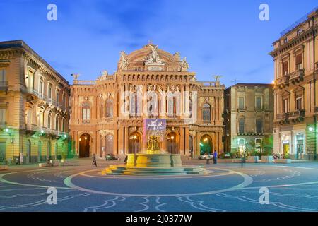 Piazza Bellini e Teatro Bellini, Catania, Sicilia, Italia, Europa Foto Stock