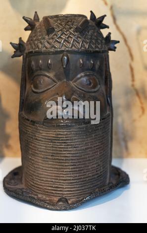 Benin Bronze UK; Capo commemorativo di un Re o di Oba, uno dei Bronzi rubati del Benin; Museo di Archeologia e Antropologia Cambridge UK Foto Stock