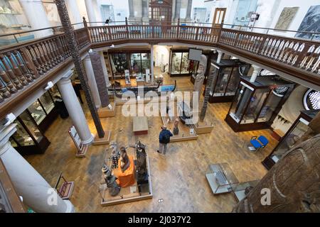 Museum of Archaeology and Antropology Cambridge UK Interior; visitatori al primo piano - Antropologia Exhibits, Cambridge UK Foto Stock