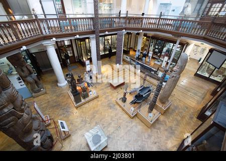 Museum of Archaeology and Antropology Cambridge UK Interior; visitatori al primo piano - Antropologia Exhibits, Cambridge UK Foto Stock