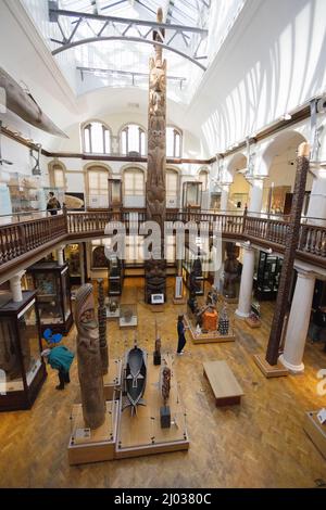 Museum of Archaeology and Antropology Cambridge UK Interior; visitatori al primo piano - Antropologia Exhibits, Cambridge UK Foto Stock