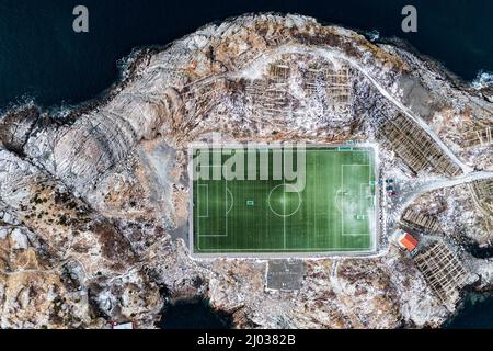 Campo di calcio sull'isolotto dall'alto, vista aerea, Henningsvaer, contea di Nordland, Isole Lofoten, Norvegia, Scandinavia, Europa Foto Stock