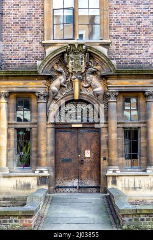 Ingresso ornato al Sedgwick Museum of Earth Sciences decorato con un gigantesco pendio di terra e un iguanodon Foto Stock