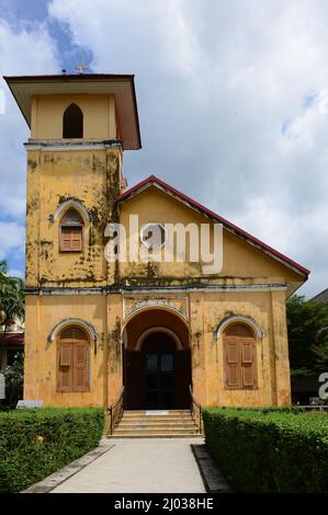 La Chiesa di Trang fu costruita nel 1915. La chiesa ha un campanile, persiane in legno ed è coperta di gesso dipinto di giallo. Originariamente la chiesa Foto Stock