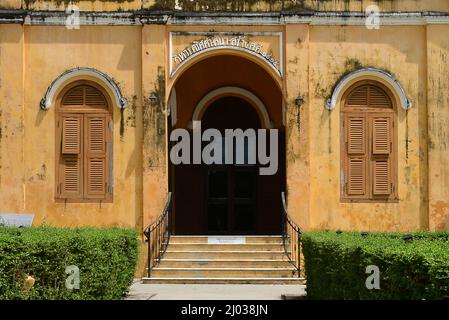 Trang Chiesa ha un'iscrizione in tailandese sopra la scalinata d'ingresso anteriore dicendo: La chiesa è stata costruita nel 1915. Mueang Trang District, Trang, Thailandia Foto Stock