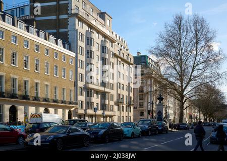 Guardando in basso Great Portland Street, Central London, Regno Unito Foto Stock