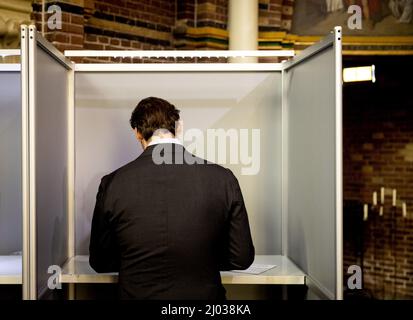 AMSTERDAM - FVD-leider Thierry Baudet brengt in de Potthoornkerk zijn stem uit voor de gemeenteraadsverkiezingen. ANP SEM VAN DER WAL Foto Stock