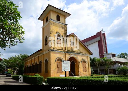 La Chiesa di Trang fu costruita nel 1915. La chiesa ha un campanile, persiane in legno ed è coperta di gesso dipinto di giallo. Originariamente la chiesa Foto Stock