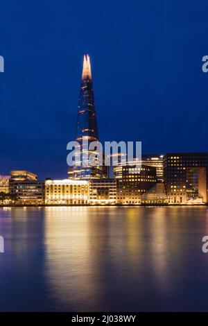 Lo Shard che si riflette nel Tamigi prima dell'alba, Londra, Inghilterra, Regno Unito, Europa Foto Stock