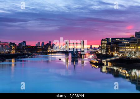 Tower Bridge e HMS Belfast che si riflettono in un fiume ancora Tamigi al tramonto, Londra, Inghilterra, Regno Unito, Europa Foto Stock