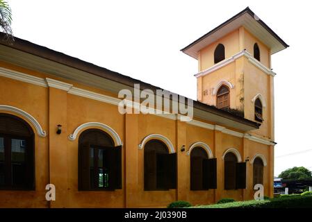 La Chiesa di Trang fu costruita nel 1915. La chiesa ha un campanile, persiane in legno ed è coperta di gesso dipinto di giallo. Originariamente la chiesa Foto Stock