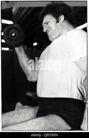 La leggenda del wrestling Bruno Sammartino lavora con pesi pesanti al Mid City Health Club di Midtown, Manhattan, New York. Foto Stock