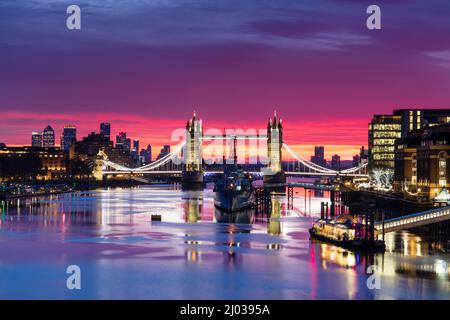 Tower Bridge e HMS Belfast che si riflettono in un fiume ancora Tamigi al tramonto, Londra, Inghilterra, Regno Unito, Europa Foto Stock