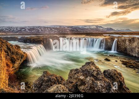 Cascata Godafoss all'alba, Islanda settentrionale, regioni polari Foto Stock