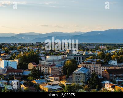 Vista sull'alba di Kutaisi dalla cattedrale di Bagrati, Kutaisi, Imereti, Georgia (Sakartvelo), Asia centrale, Asia Foto Stock