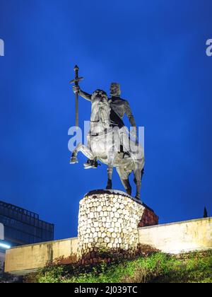 Vista della Statua di Telavi all'ora blu, Kakheti, Georgia (Sakartvelo), Asia centrale, Asia Foto Stock