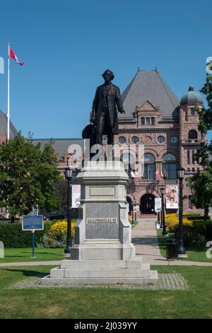 Statua di Macdonald fuori dell'assemblea legislativa dell'edificio dell'Ontario in estate, Queens Park, Toronto, Ontario, Canada, Nord America Foto Stock
