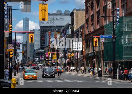 Traffico su Yonge Street, Yonge Street, Toronto, Ontario, Canada, Nord America Foto Stock