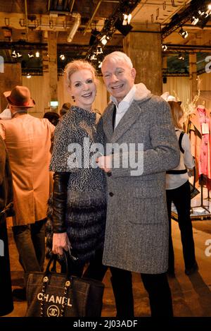 Jo Groebel mit Ehefrau Grit Weiss beim Berliner Salon im Rahmen der MBFW auf der Fashion Week Berlin Autunno/Inverno 2022 im Kraftwerk Berlin. Berlino, 1 Foto Stock