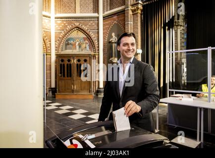 AMSTERDAM - FVD-leider Thierry Baudet brengt in de Potthoornkerk zijn stem uit voor de gemeenteraadsverkiezingen. ANP SEM VAN DER WAL Foto Stock