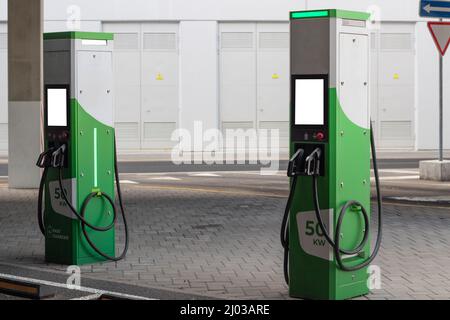 Stazione di ricarica pubblica per la ricarica della batteria di veicoli elettrici moderni con mockup Foto Stock