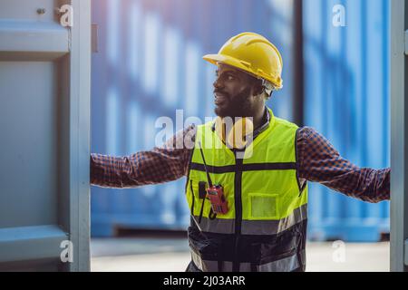 personale doganale addetto alla navigazione portuale apertura di controllo delle merci in scatola container Foto Stock