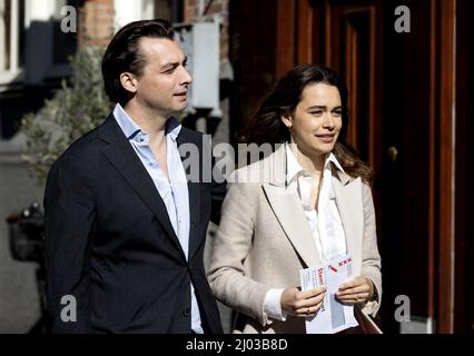 AMSTERDAM - FVD-leider Thierry Baudet brengt samen met zijn vrouw Davide Heijmans in de Posthoornkerk zijn stem uit voor de gemeenteraadsverkiezingen. ANP SEM VAN DER WAL Foto Stock