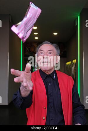 Lipsia, Germania. 16th Mar 2022. Hans Höher, gelatiera del cinema, lancia un gelato in aria. Il 82 anni era un proiettista e divenne noto come gelatiera in vari cinema dopo la caduta del muro di Berlino. Ora si sta ritirando. Credit: dpa/dpa-Zentralbild/dpa/Alamy Live News Foto Stock