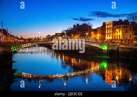 Passerella sul fiume in città al tramonto, ha Penny Bridge, Dublino, Irlanda Foto Stock