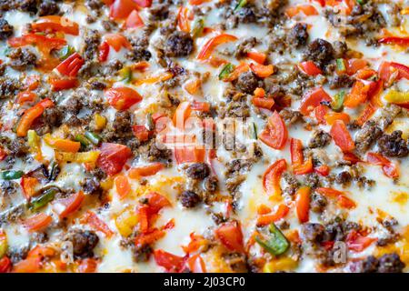 Pizza turca Kokorec. Pronto per la consegna in Pizza Box. Cibo tradizionale. Foto Stock