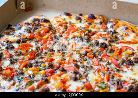 Pizza turca Kokorec. Pronto per la consegna in Pizza Box. Cibo tradizionale. Foto Stock