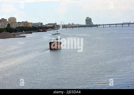 Clima colorato sulla città di Dnipro, Ucraina. Immobili insoliti, splendidi edifici colorati a più piani, architettura piacevole, alberi verdi. Foto Stock