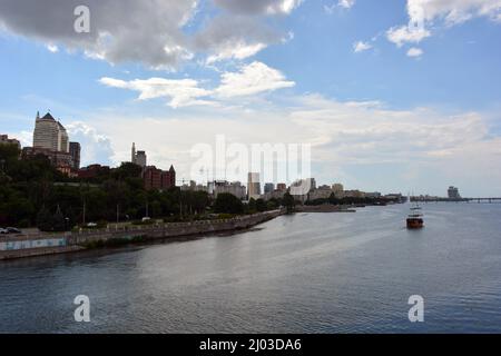 Clima colorato sulla città di Dnipro, Ucraina. Immobili insoliti, splendidi edifici colorati a più piani, architettura piacevole, alberi verdi. Foto Stock