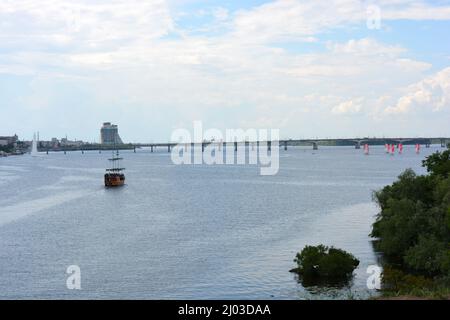Clima colorato sulla città di Dnipro, Ucraina. Immobili insoliti, splendidi edifici colorati a più piani, architettura piacevole, alberi verdi. Foto Stock