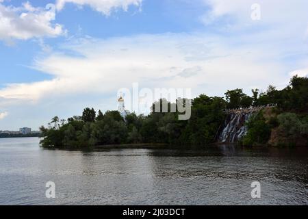 Clima colorato sulla città di Dnipro, Ucraina. Immobili insoliti, splendidi edifici colorati a più piani, architettura piacevole, alberi verdi. Foto Stock